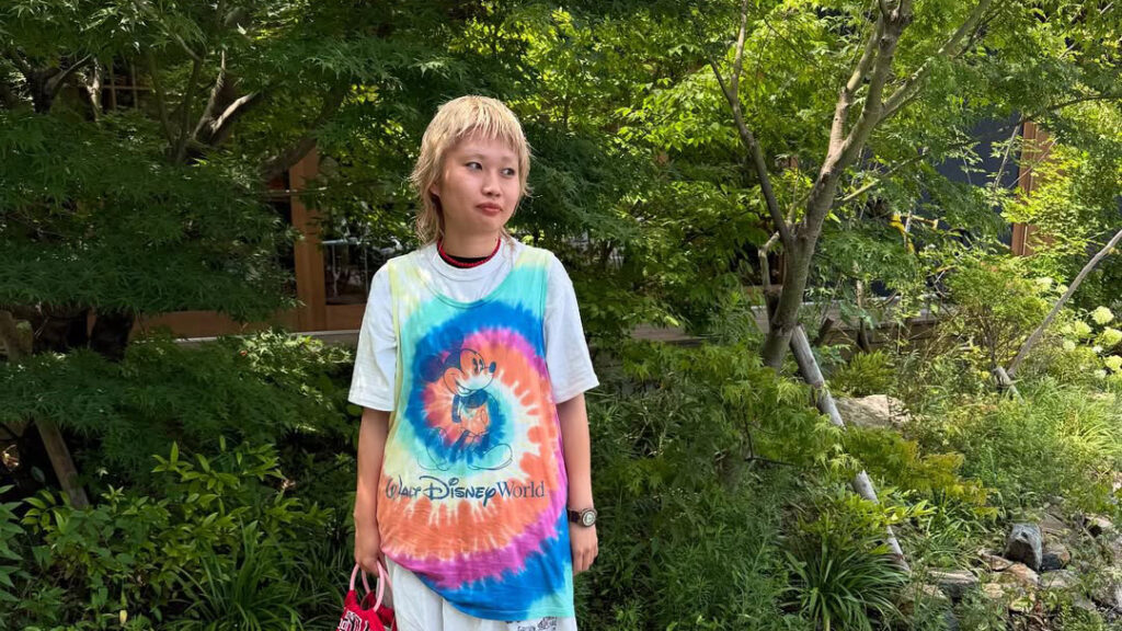 森の中のホワイティーガール