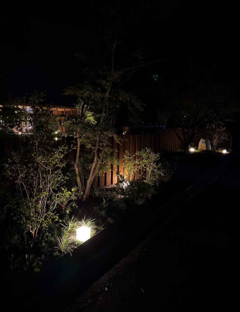 外構照明が新しく入り夜のYMENEの雰囲気が変わりました。