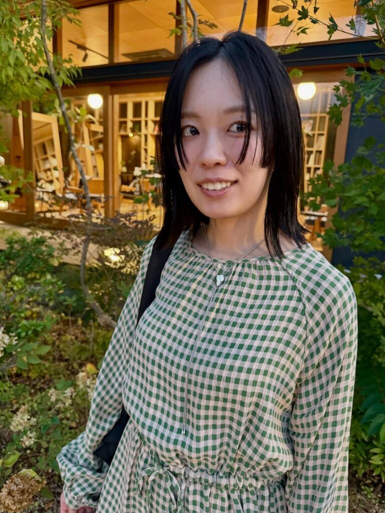 前髪パツっとライン出して黒髪に🖤🩶🖤