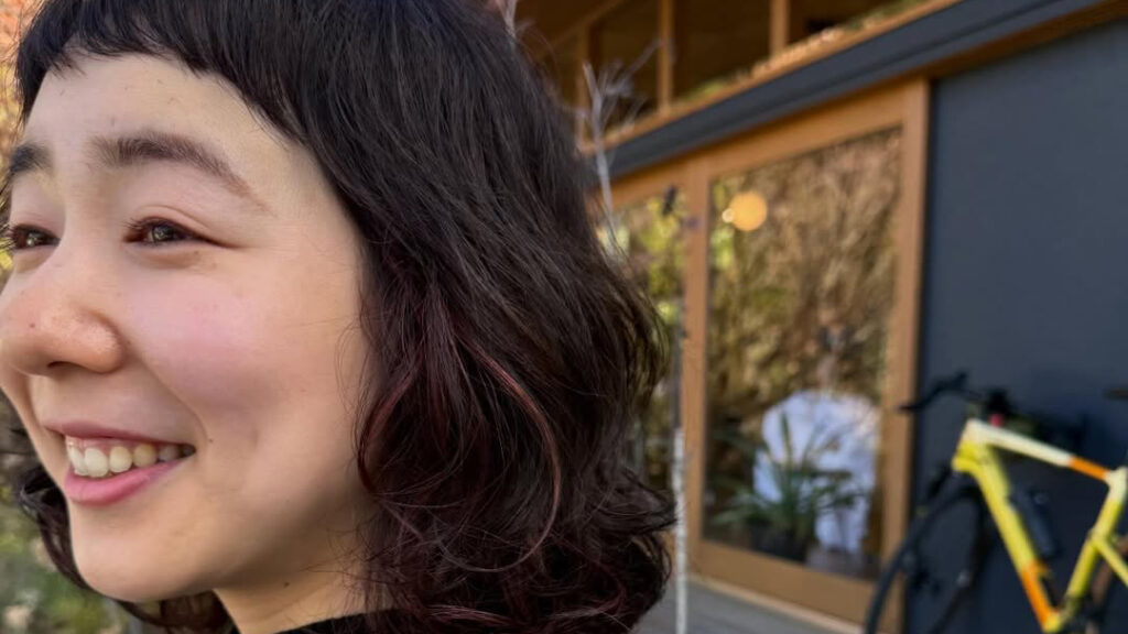 ダークカラーにピンクのハイライト