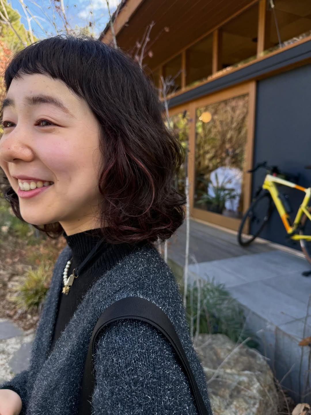 ダークカラーにピンクのハイライト