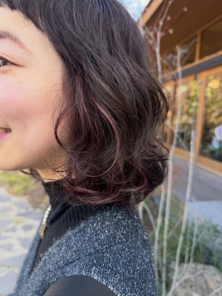 ダークカラーにピンクのハイライト