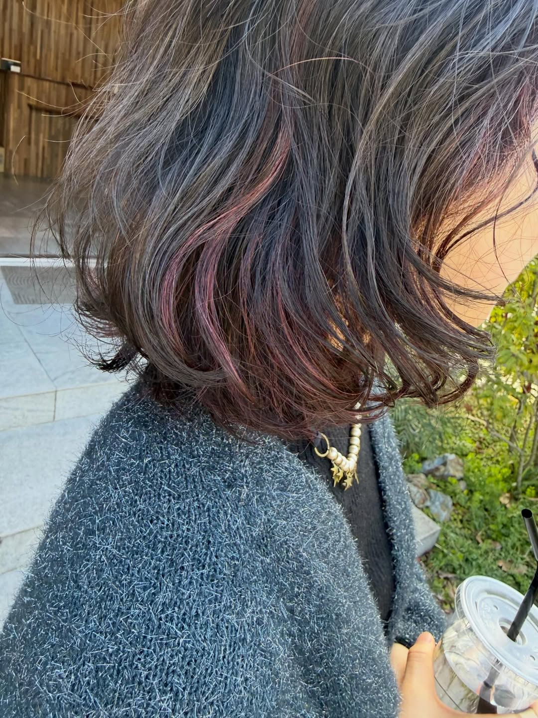 ダークカラーにピンクのハイライト