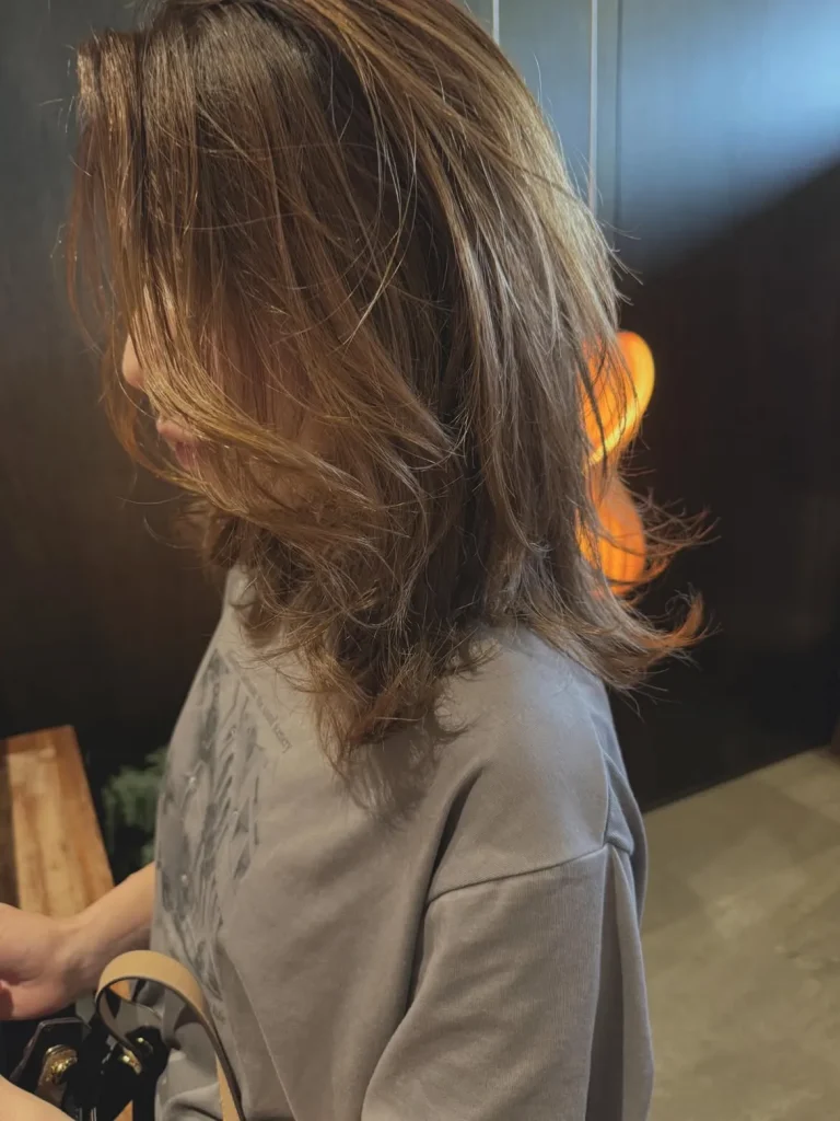 夏は明るめカラーで軽く見せるミディアムヘアもいい！