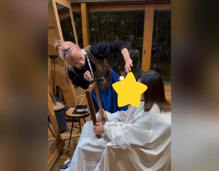 お客様に眉カット中のなえちゃん